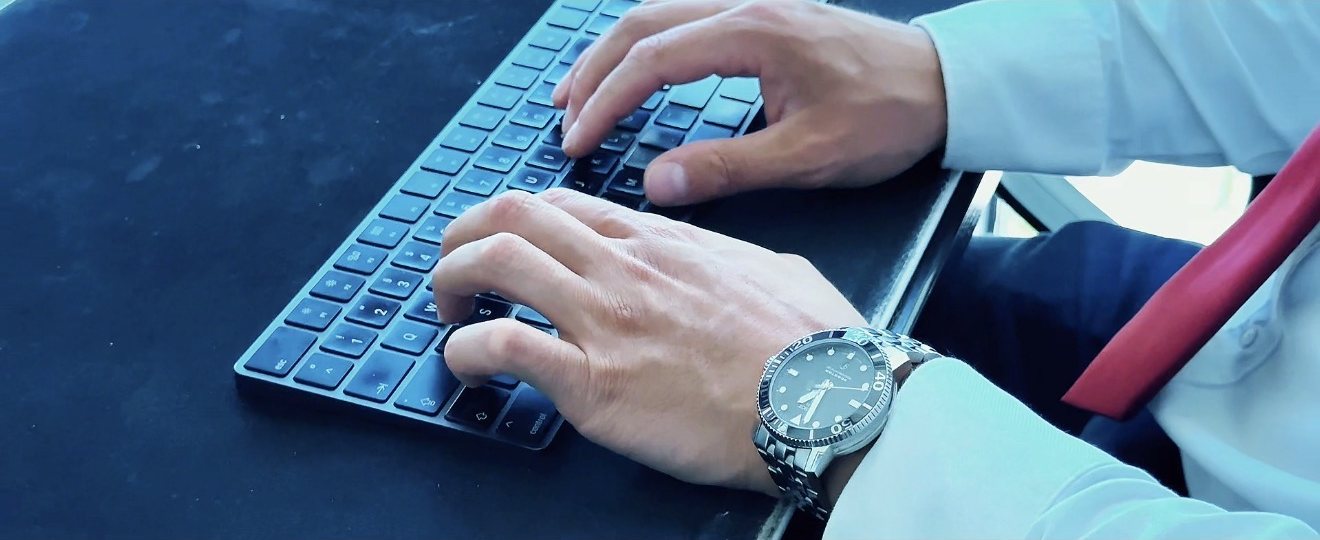 Finanzierungsanfrage am Rechner bearbeiten – Miraç Söyler, SFinanz Experten Oberhausen